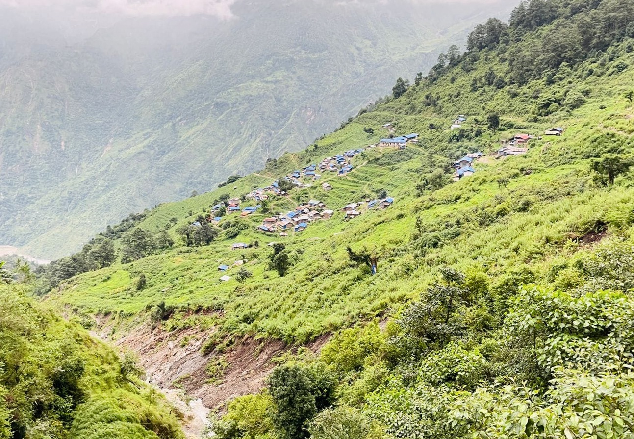 जमिन भयाे चिराचिरा, ३२ घर उच्च जोखिममा 